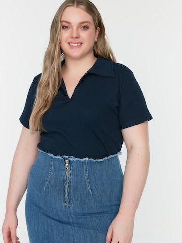 Trendyol Curve Poloshirt in Blau: Vorderseite