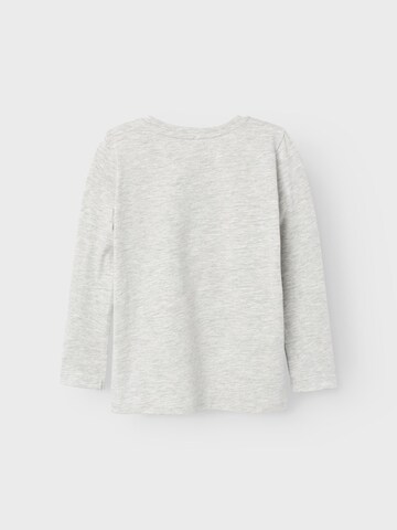 NAME IT Shirts 'FELIAN BATWHEELS' i grå