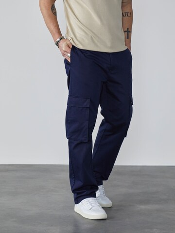 DAN FOX APPAREL Regular Cargobroek 'Stanley' in Blauw: voorkant