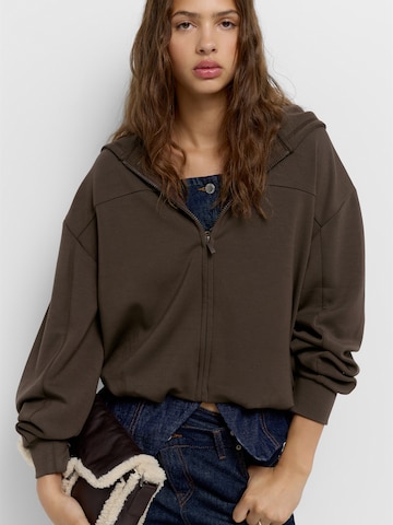 Veste de survêtement Pull&Bear en marron : devant