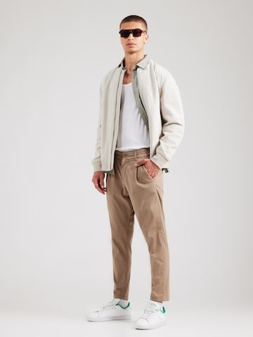 DRYKORN - regular Pantalón de pinzas 'Chasy' en marrón