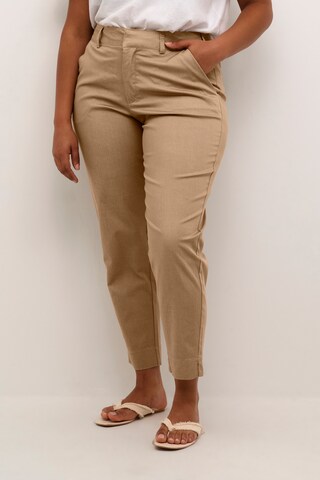 Coupe slim Pantalon 'Leana' KAFFE CURVE en beige : devant
