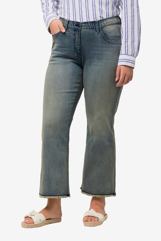 Ulla Popken Flared Jeans in Blauw: voorkant