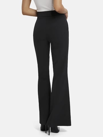 Nicowa Regular Bundfaltenhose 'CORIWI', Model ist 1,78 cm und trägt Größe 34 in Schwarz