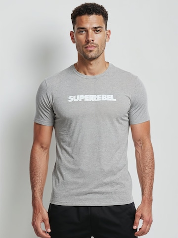 Maglietta 'Keanu' di SUPERREBEL® GEAR in grigio: frontale