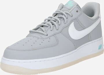 Baskets basses 'AIR FORCE 1 07' Nike Sportswear en gris : devant