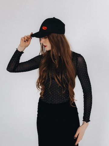 RADADA Cap 'Red Lip'‌‌‌‌ in Schwarz: Vorderseite