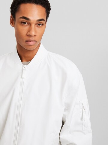 Veste mi-saison Bershka en blanc