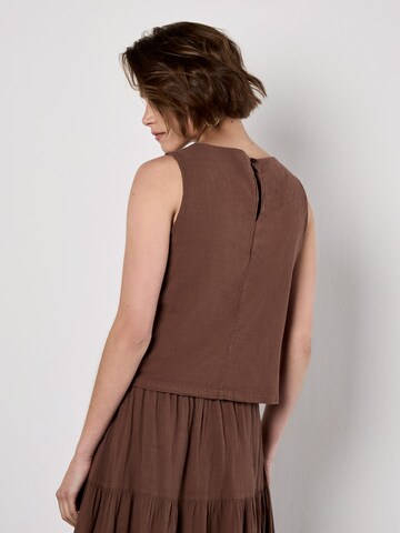 Haut Apricot en marron