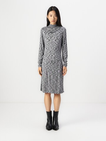 Robes en maille KARL LAGERFELD JEANS en gris : devant