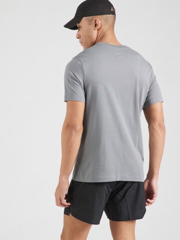 NIKE - Camiseta funcional en gris