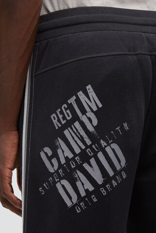 CAMP DAVID Regular Jogginghose mit Seitentapes und Logo Prints in Schwarz: Vorderseite