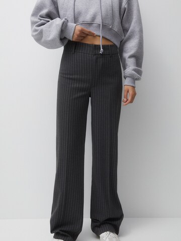 regular Pantaloni di Pull&Bear in grigio: frontale