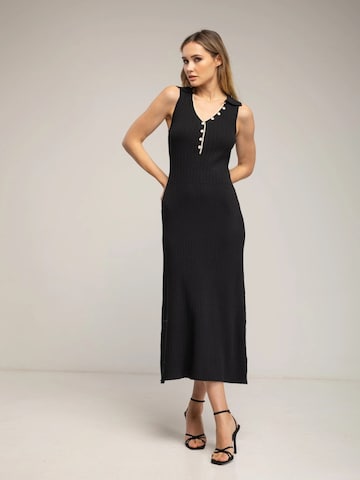 Tantra - Vestido de punto 'Vestido de punto largo plisado sin mangas con botones (NEGRO)' en negro