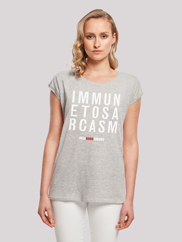 T-shirt 'Immune To Sarcasm' F4NT4STIC en gris : devant