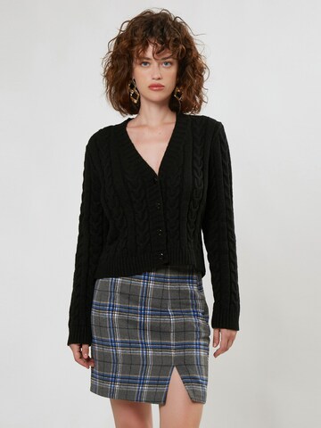 Influencer Strickjacke in Schwarz: Vorderseite