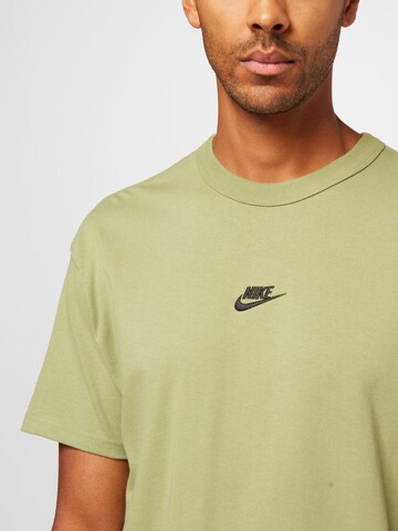 T-Shirt 'Esential' Nike Sportswear en vert
