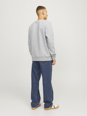 Sweat-shirt 'JJXMAS JOLLY' JACK & JONES en gris