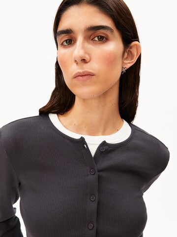 ARMEDANGELS Longsleeve RIB BUTTON in Grau: Vorderseite
