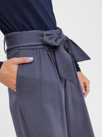 Wide leg Pantaloni cutați 'Eva' de la VERO MODA pe albastru