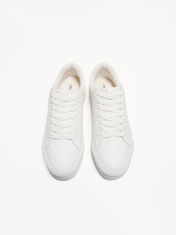 Sneaker bassa di Bershka in bianco