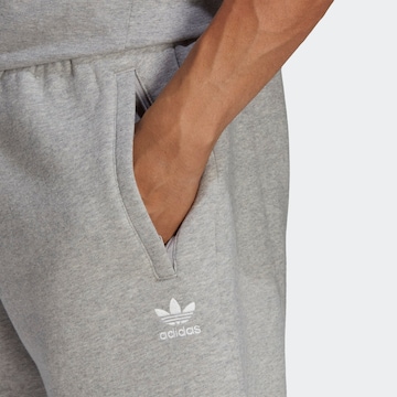 ADIDAS ORIGINALS Štandardný strih Nohavice 'Trefoil Essentials' - Sivá