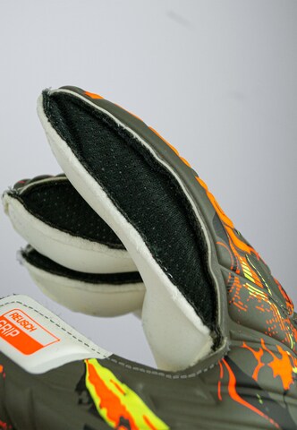 REUSCH Sporthandschoenen 'Attrakt Grip Finger Support' in Zwart