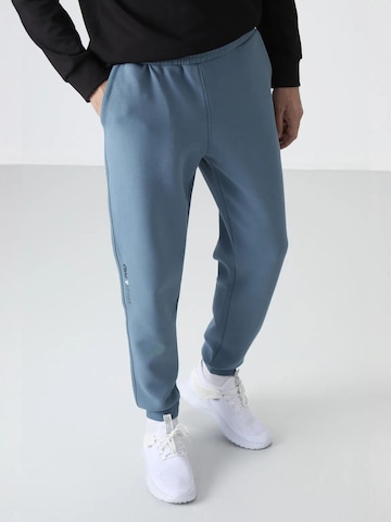 Regular Pantalon de sport Tommy Life en bleu : devant