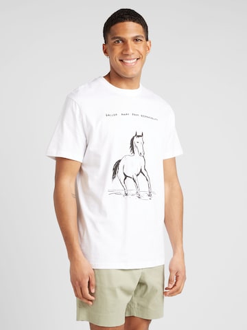 DEDICATED. Bluser & t-shirts 'Stockholm No Responsibility' i hvid: forside