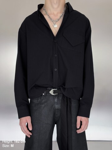 ENRAGE - Ajuste confortable Camisa 'LETTER' en negro: frente