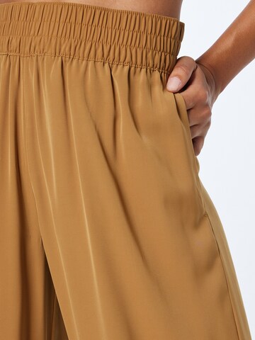 Wide leg Pantaloni di WEEKDAY in marrone