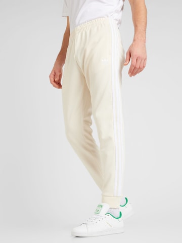 Tapered Pantaloni 'Adicolor Classics SST' de la ADIDAS ORIGINALS pe alb: față