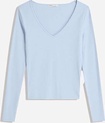 Tricou de la Bershka pe albastru: față