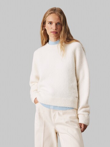 Calvin Klein Sweater in White: front