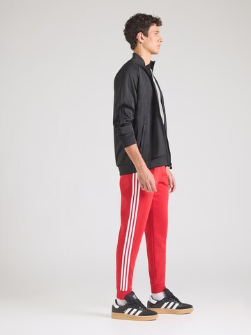 Effilé Pantalon ADIDAS ORIGINALS en rouge