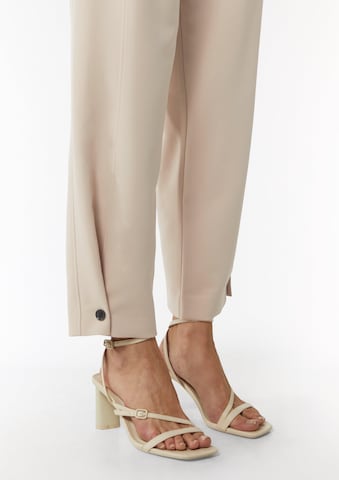 COMMA Tapered Pleat-front trousers in Beige