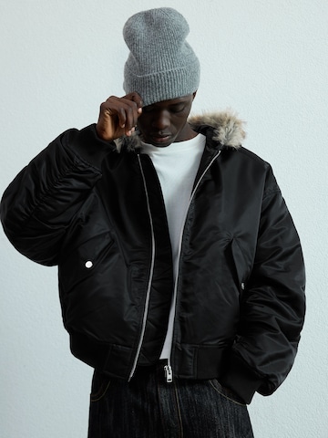 Bershka Prehodna jakna | črna barva: sprednja stran