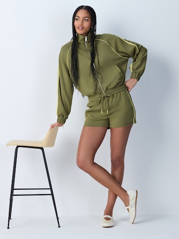 Next Regular Shorts in Grün
