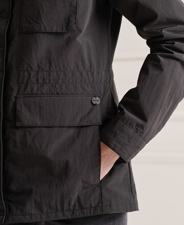 Superdry Jacke in Schwarz