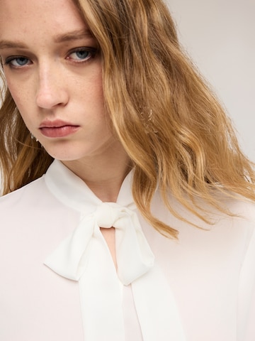 MOTIVI - Blusa en blanco