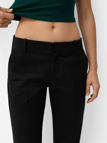 Flared Pantaloni con piega frontale di Bershka in nero
