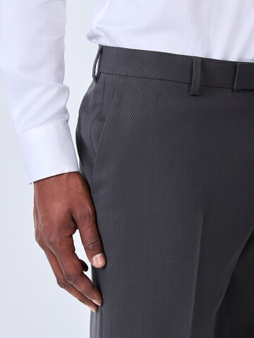 Coupe slim Pantalon à plis Next en gris