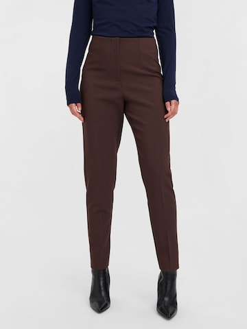 VERO MODA - Tapered Pantalón plisado 'SANDY' en marrón: frente