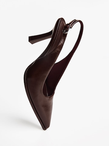 Escarpins à bride arrière Bershka en marron
