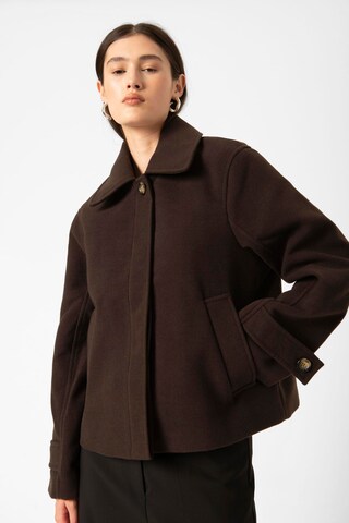 SOAKED IN LUXURY Overgangsjakke 'Rubie' i brun: forside