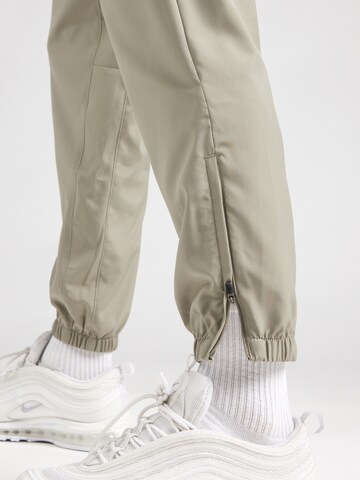 Tapered Pantaloni sportivi 'Form' di NIKE in verde