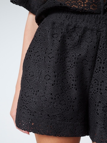 SISTERS POINT Loose fit Trousers 'ELSIA' in Black