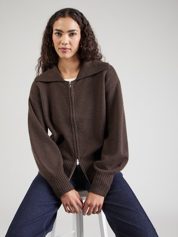 PIECES - Cárdigan 'PCMALOU' en marrón: frente