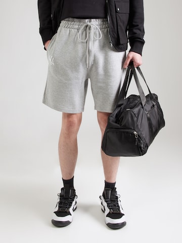 NEW ERA Loosefit Shorts 'NOS NEYYAN HGR' in Grau: Vorderseite