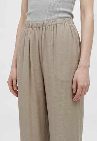 Vero Moda Tall Wide leg Trousers 'VMAMAYA' in Beige: front